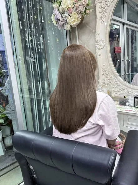 Ash Blonde Beige Color at Oilly Hair Salon Bangkok