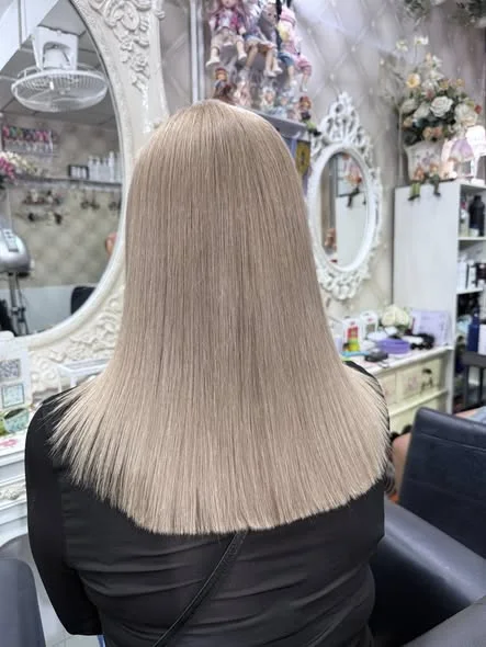 Ash Blonde Root Refresh at Oilly Hair Salon Bangkok