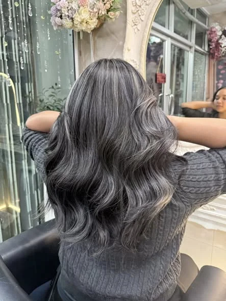 Baby Highlights Refresh: Brighter Lines at Oilly Hair Salon Bangkok