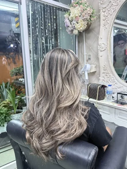 Balayage Blonde Refresh at Oilly Hair Salon Bangkok