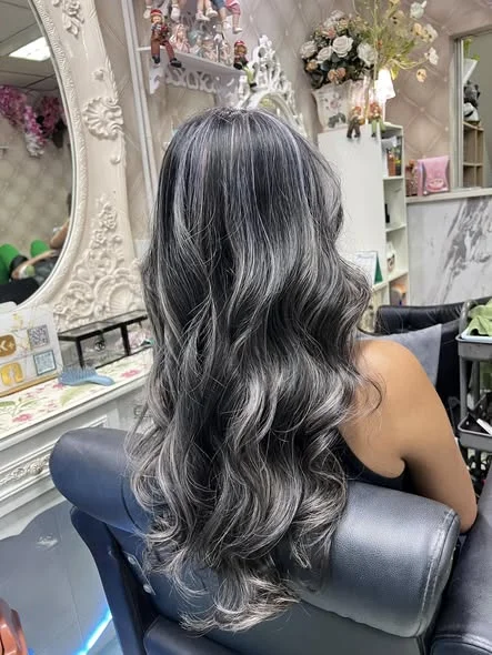 Bold Highlights and Haircut at Oilly Hair Salon Bangkok