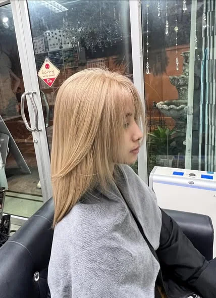 Milk Tea Blonde Hair Color at Oilly Hair Salon Bangkok