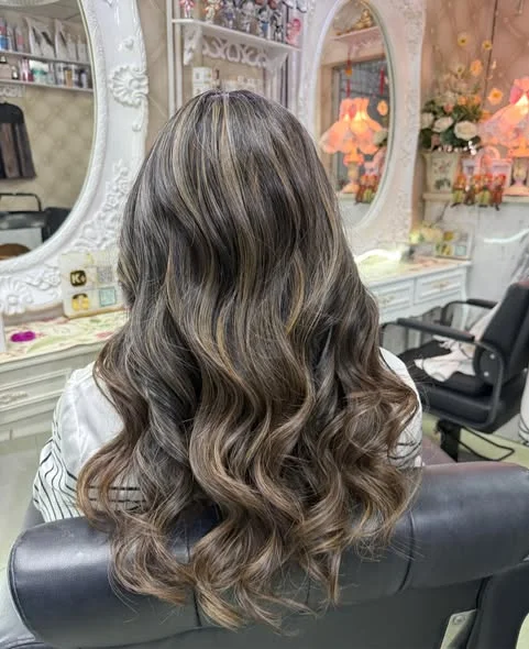 Oilly Hair Salon Bangkok: Blending White Hair with Highlights