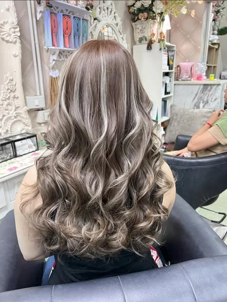 Refreshing Highlights at Oilly Hair Salon Bangkok
