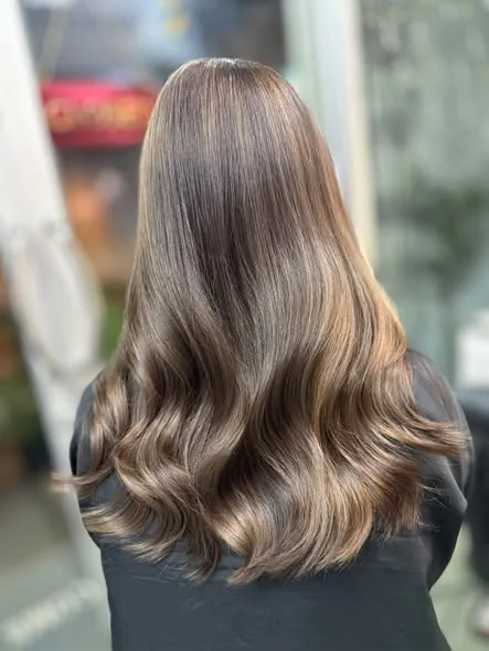 Vibrant Hair Color Transformation at Oilly Hair Salon Bangkok