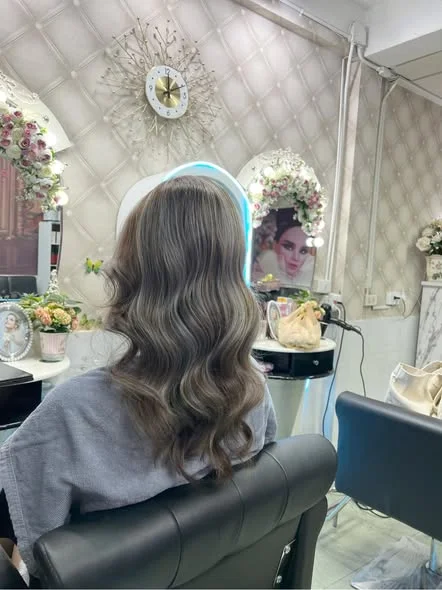 Light Ash Highlights at Oilly Hair Salon Bangkok