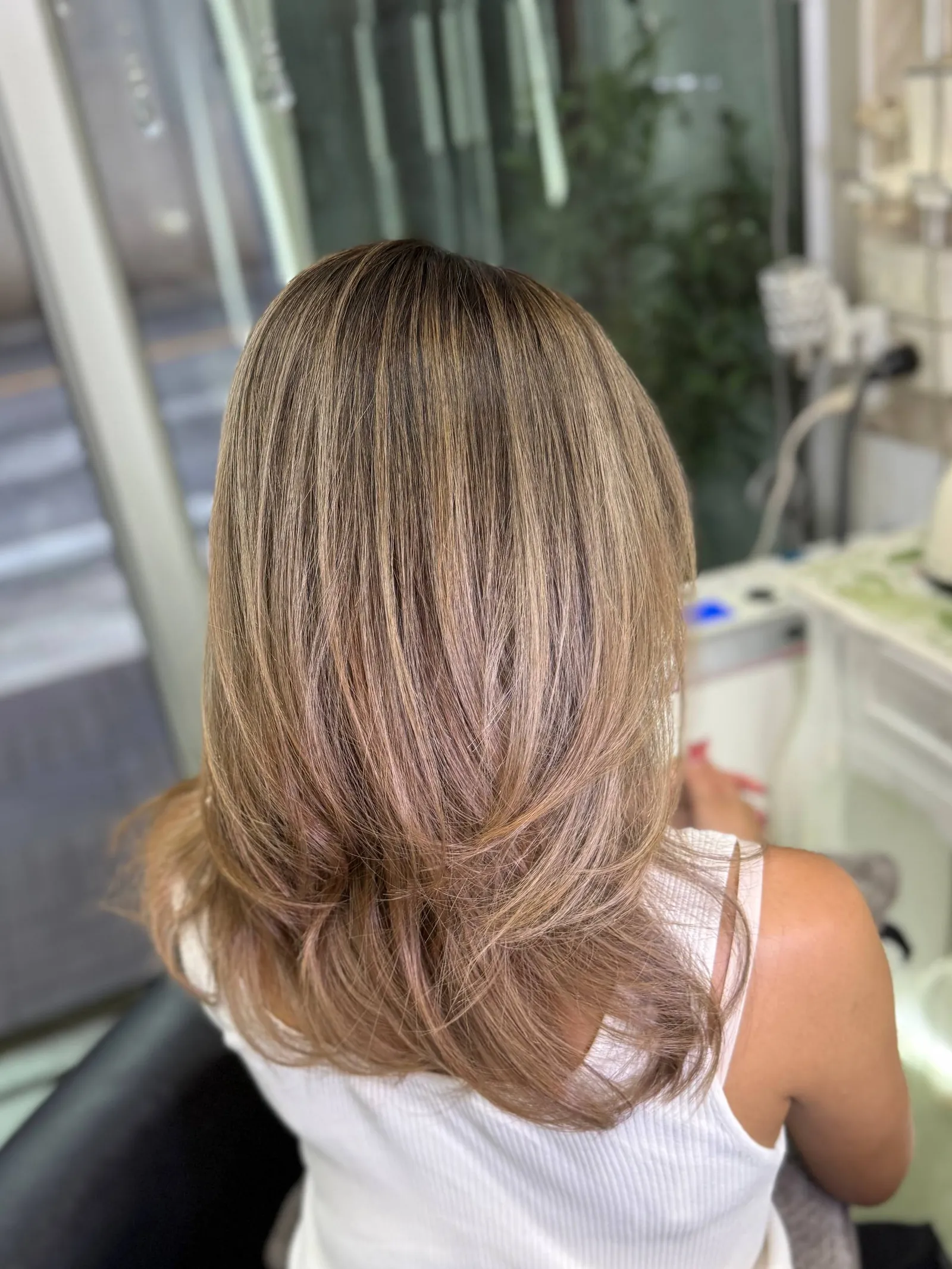 Oilly Hair Salon Bangkok 白发融合 Balayage 改造后，柔和米金色 Balayage，背面完成效果，色调从中段到发尾自然晕染衔接