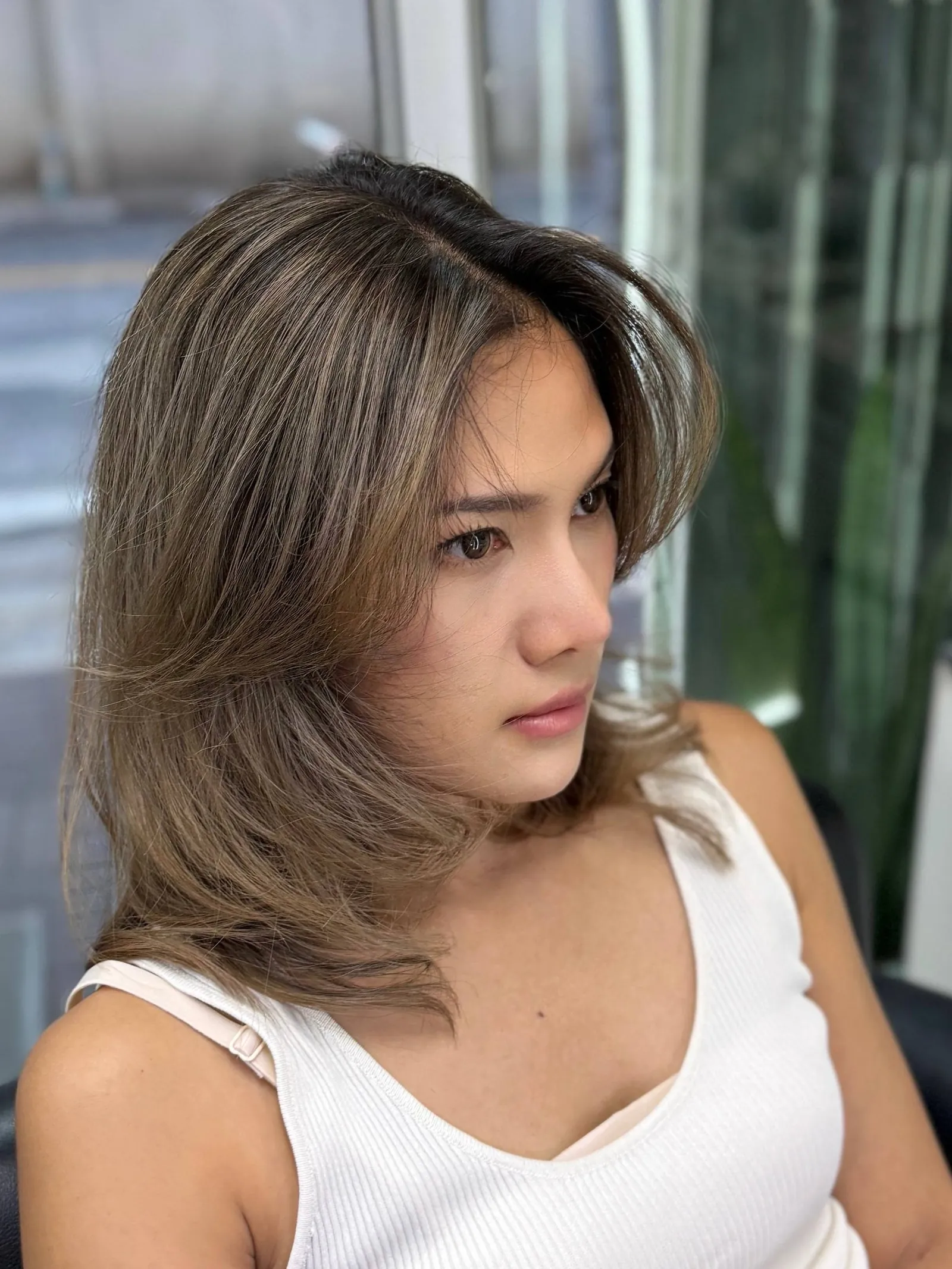 曼谷白发自然过渡柔和 Balayage — side view