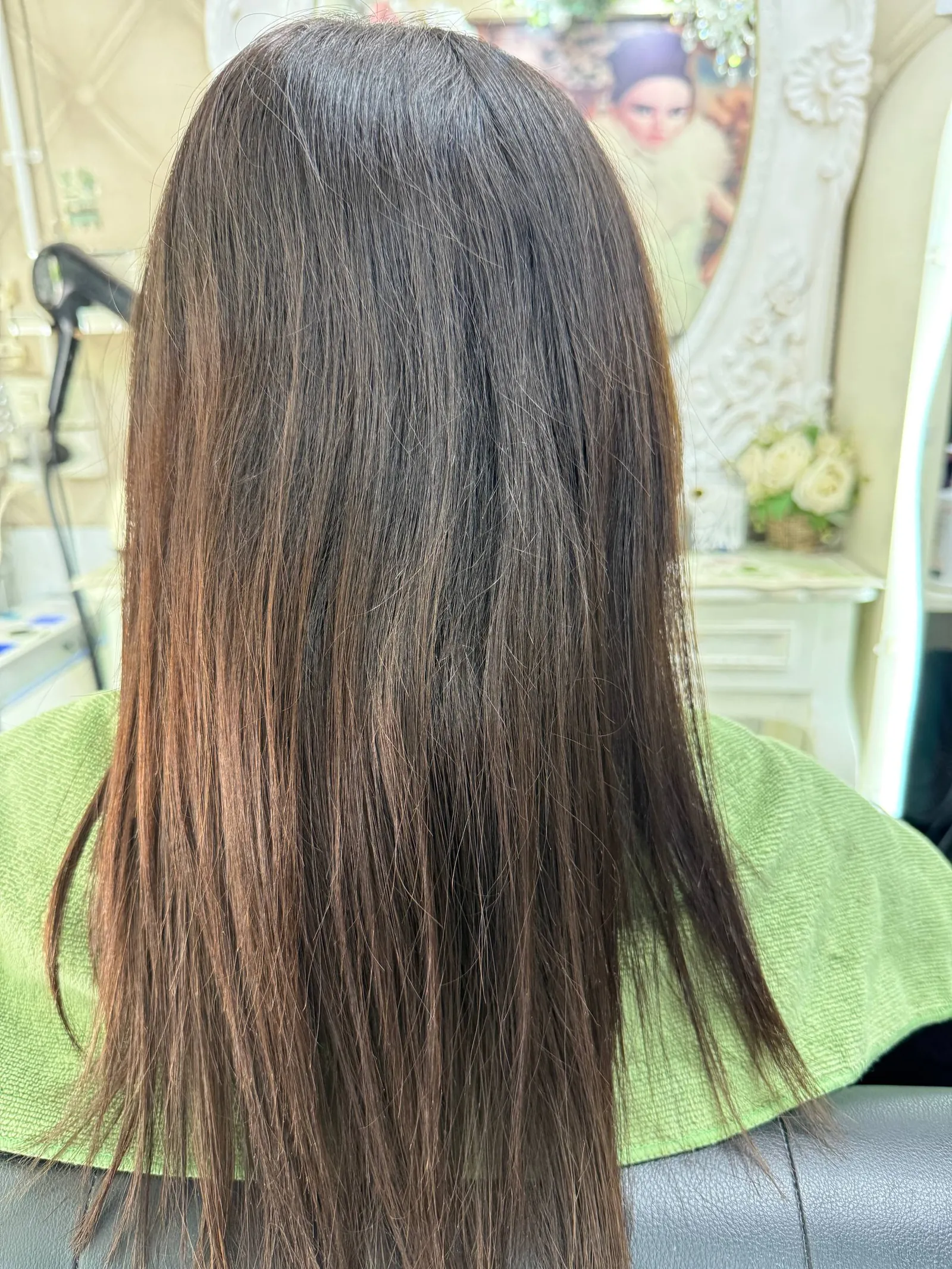 Oilly Hair Salon Bangkok 白发融合 Balayage 改造前，整体为单一深色染发，发根可见明显新长白发