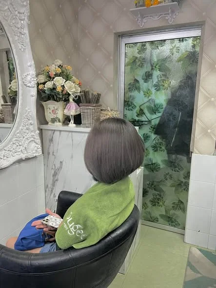 Striking Grey Hair Color at Oilly Hair Salon Bangkok