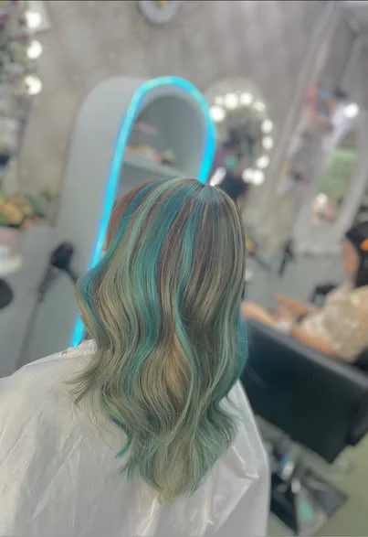Vibrant Blue Highlights at Oilly Hair Salon Bangkok