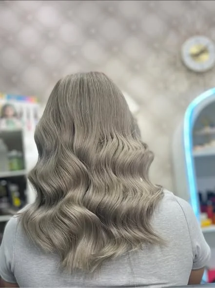 Western-Style Hair Color at Oilly Hair Salon Bangkok