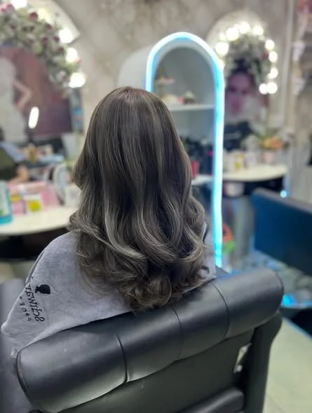 Western-Style Highlights at Oilly Hair Salon Bangkok
