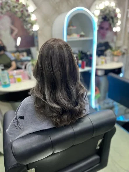 Western-Style Highlights at Oilly Hair Salon Bangkok