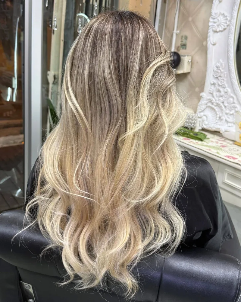 Oilly Hair Salon Bangkok 手刷染焕新后 - 更柔和、更显气色的金棕调手刷染，搭配修脸设计层次
