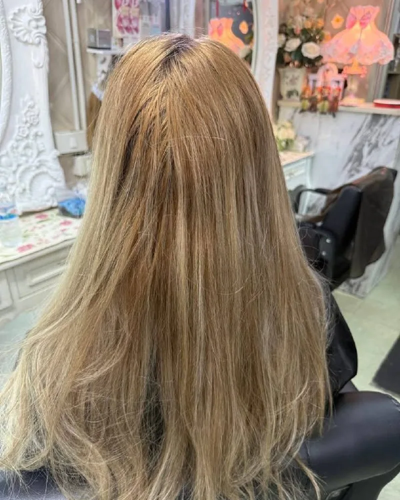 Oilly Hair Salon Bangkok 手刷染焕新前 - 偏黄铜调的旧染金发，整体扁平、缺少层次