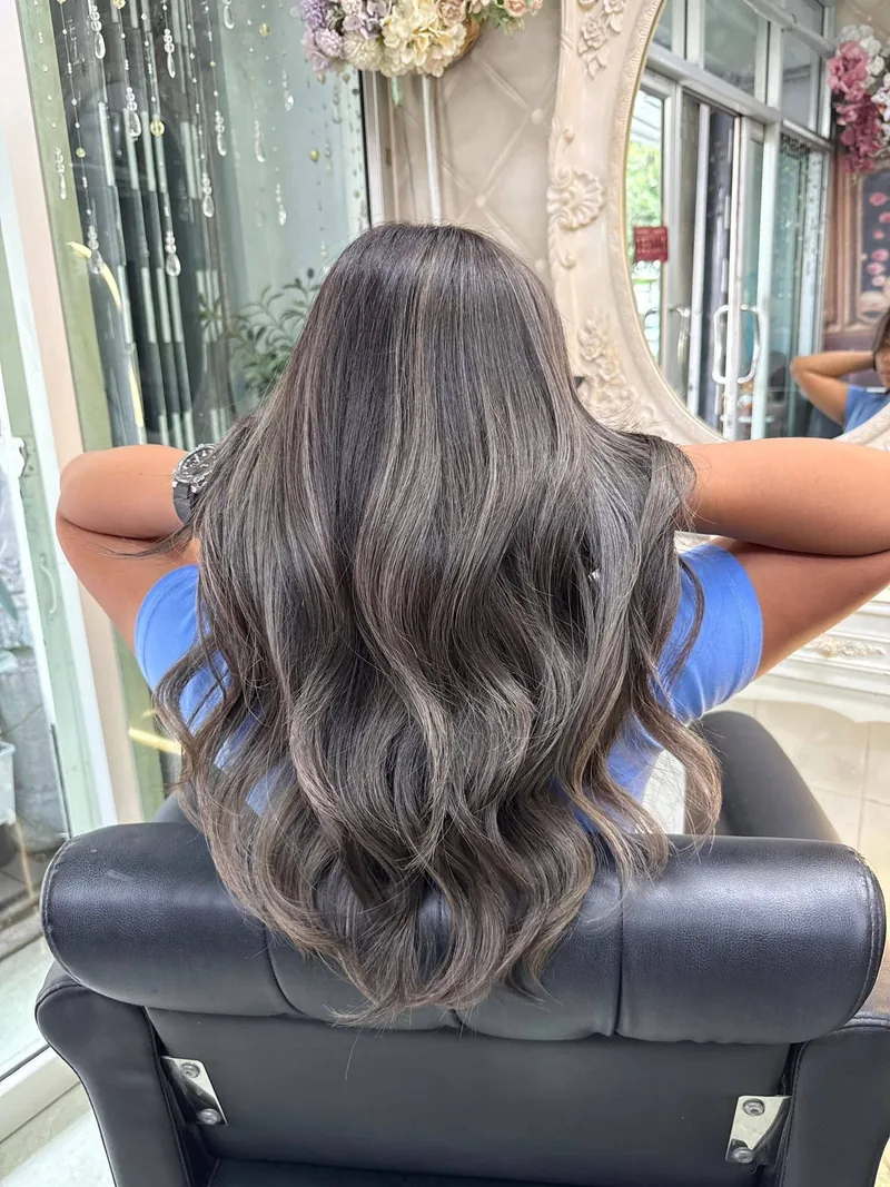 曼谷 Oilly Hair Salon balayage 染后 ash brunette waves