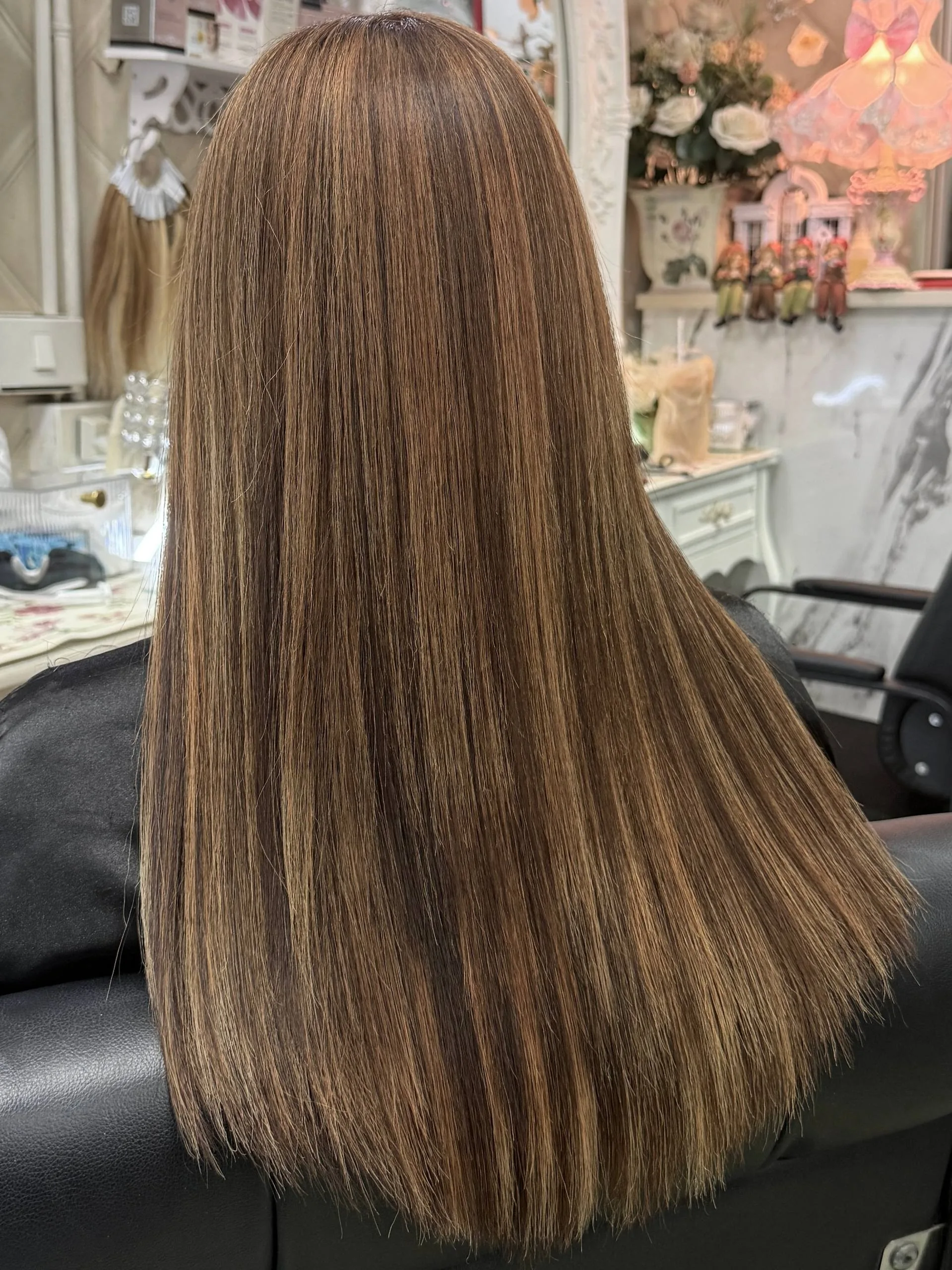 Oilly Hair Salon 曼谷沙吞挑染 + 补色矫正后 — 柔和有层次的棕色搭配明亮挑染，发丝光泽顺滑，长度完整保留