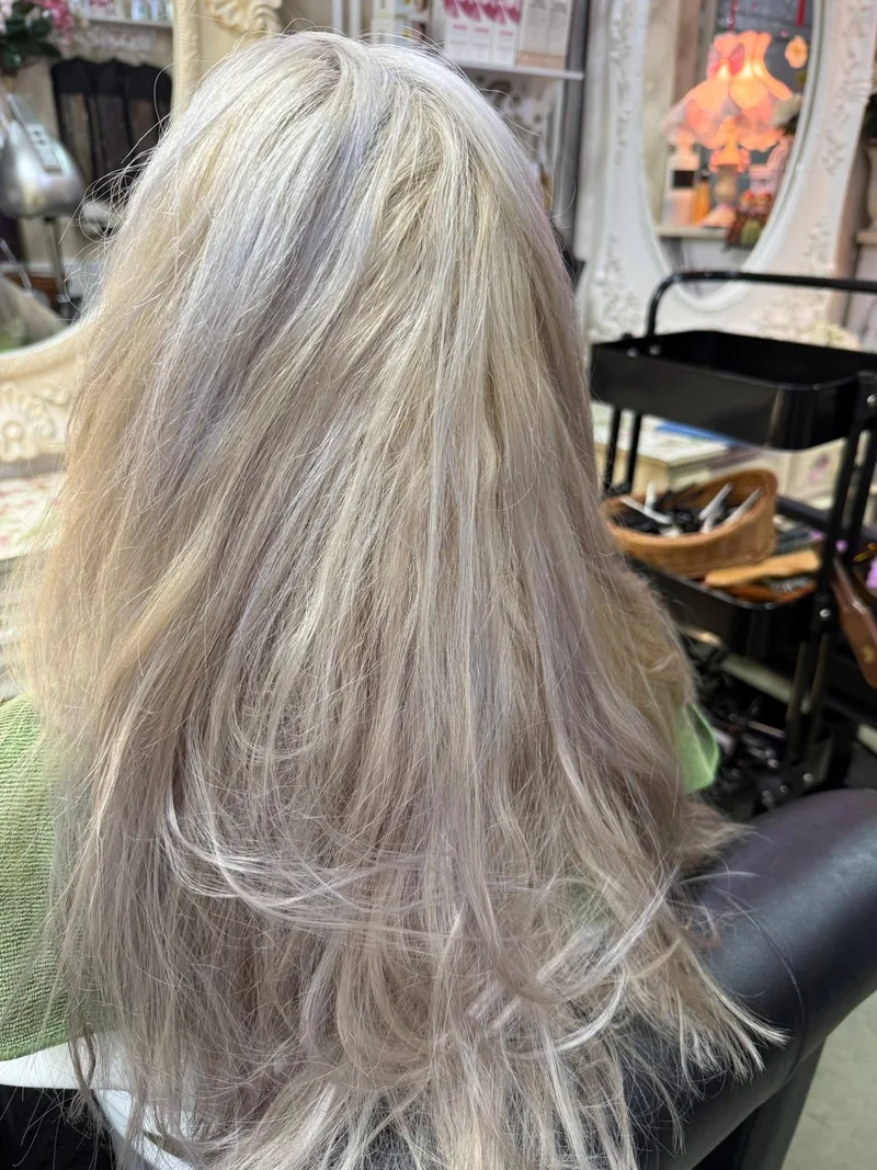 曼谷 Oilly Hair Salon 染发修正前 - 过度漂白黄调不均匀白金 毛尾干枯