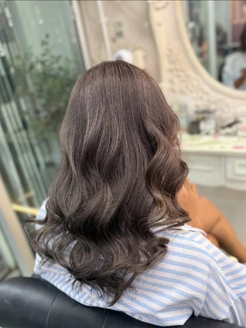 曼谷 Oilly Hair Salon 白发柔焦染后 - 光泽冷调巧克力棕配亚麻灰立体感