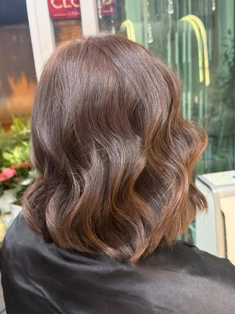 曼谷 Oilly Hair Salon 白发柔焦染后 - 暖色焦糖栗棕 bob 搭配光泽海滩波浪