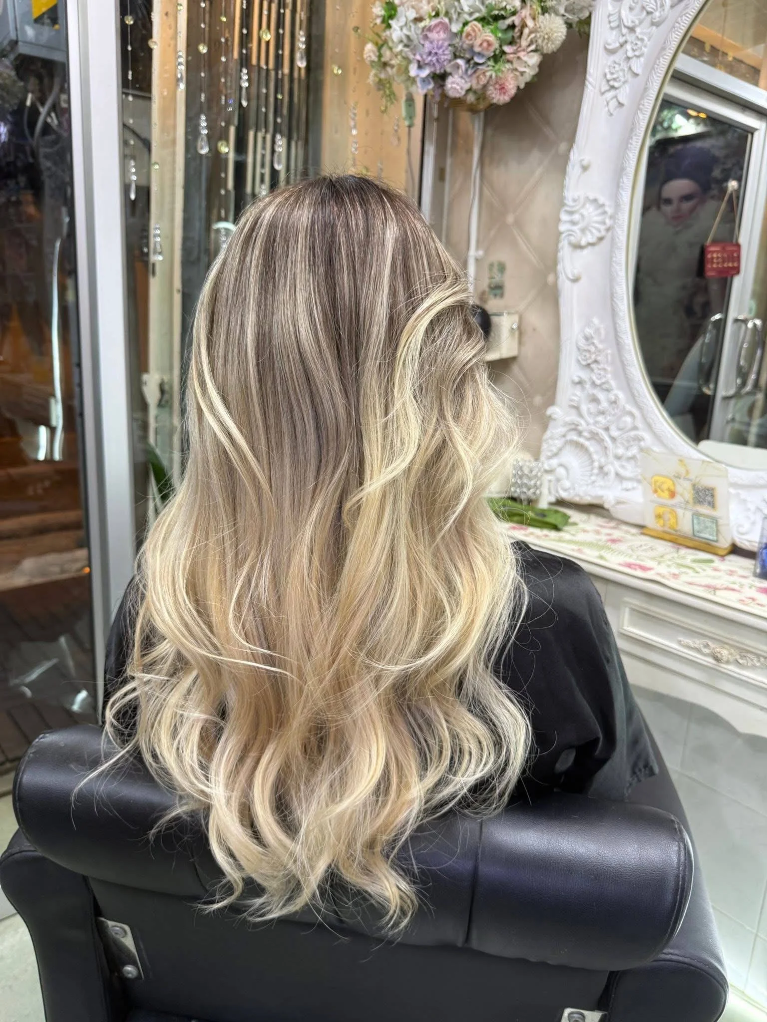 Oilly Hair Salon Bangkok 手刷染修复后 - 柔融金色手刷染，从烟灰米色挑染过渡到蜂蜜金发尾