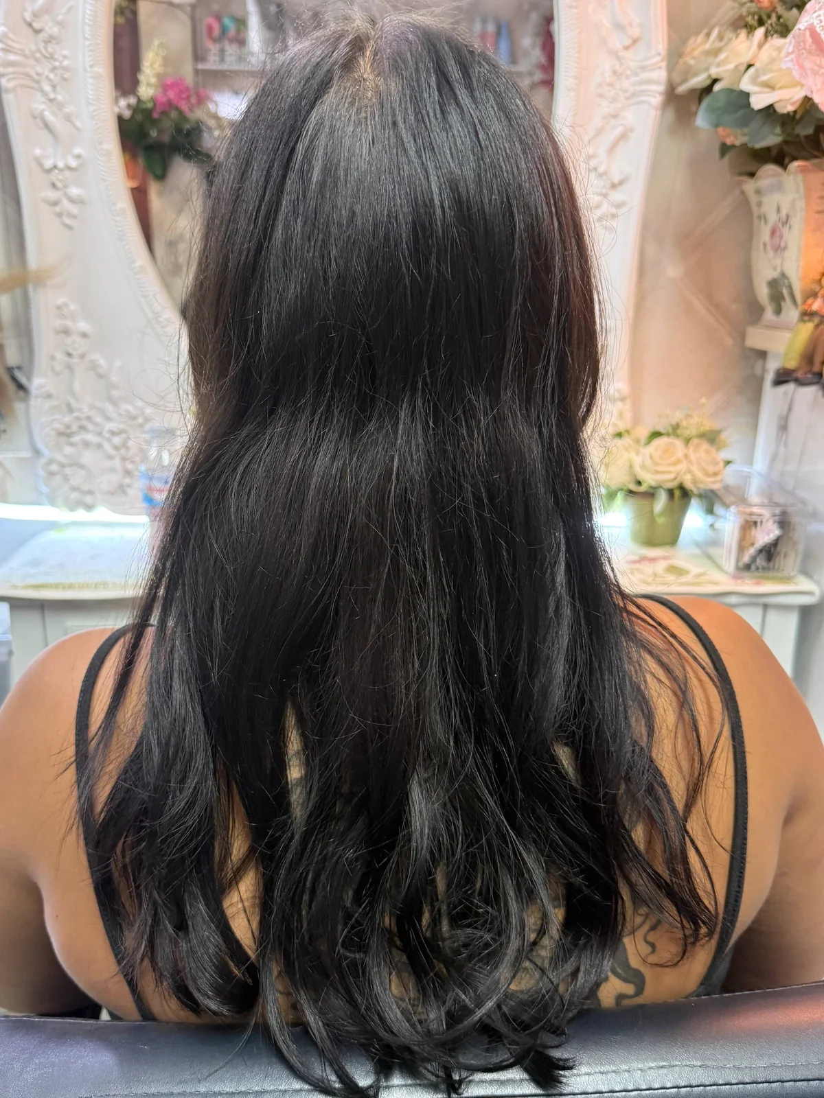 Oilly Hair Salon Bangkok で black hair color removal 施術前 — 全体を暗く染めていたロングヘアのバックスタイル