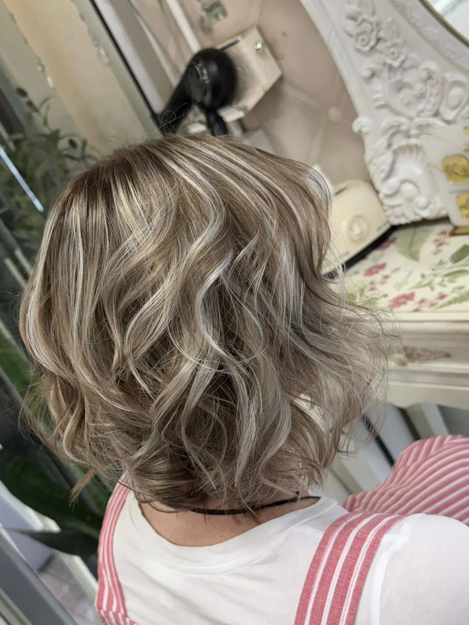 Oilly Hair Salon Bangkokの柔らかな立体感とミュートなツヤのあるクールブロンド