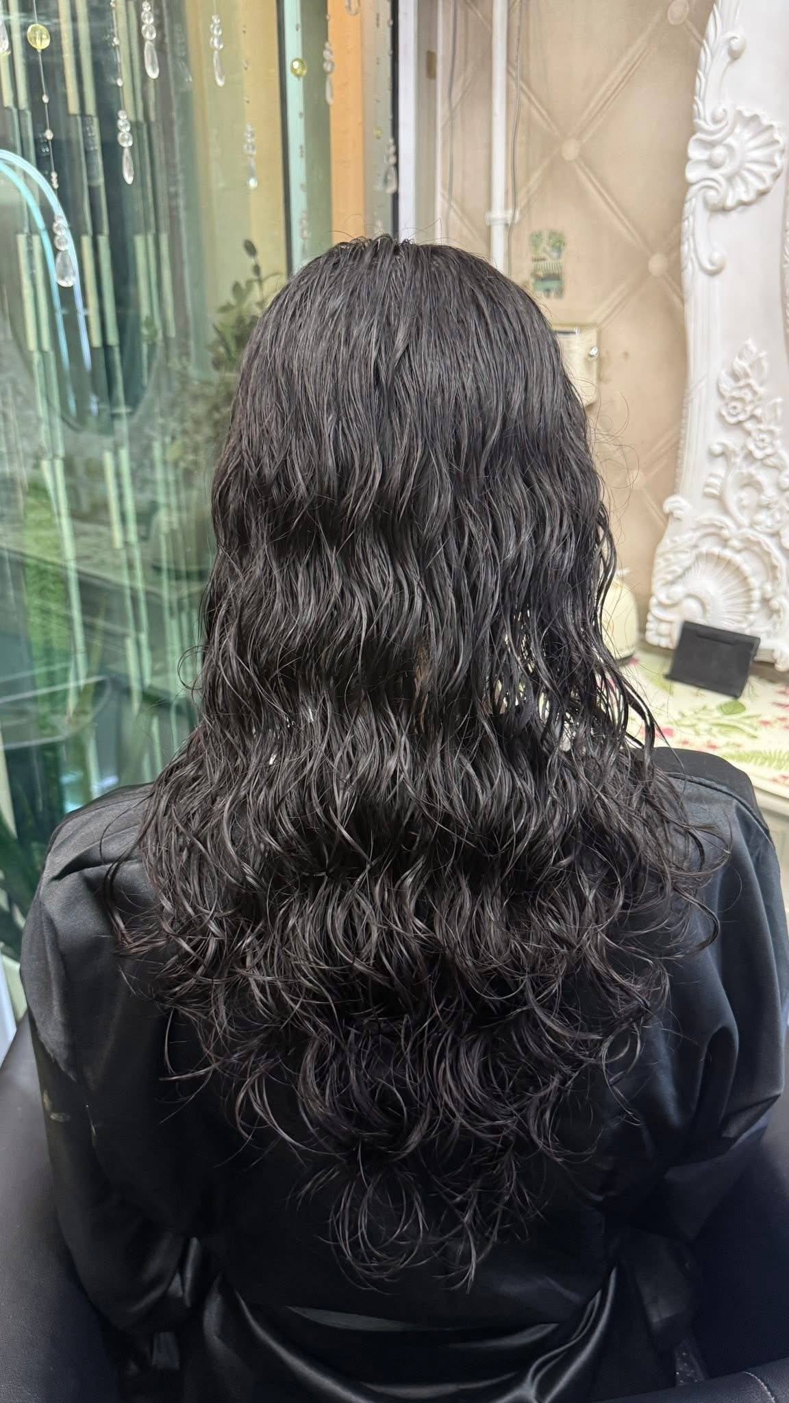 มุมด้านหลังของ Mermaid Wave Digital Perm แสดงการเคลื่อนไหวที่ดูหนาขึ้นและลอนชัดบนผมยาวสีเข้ม