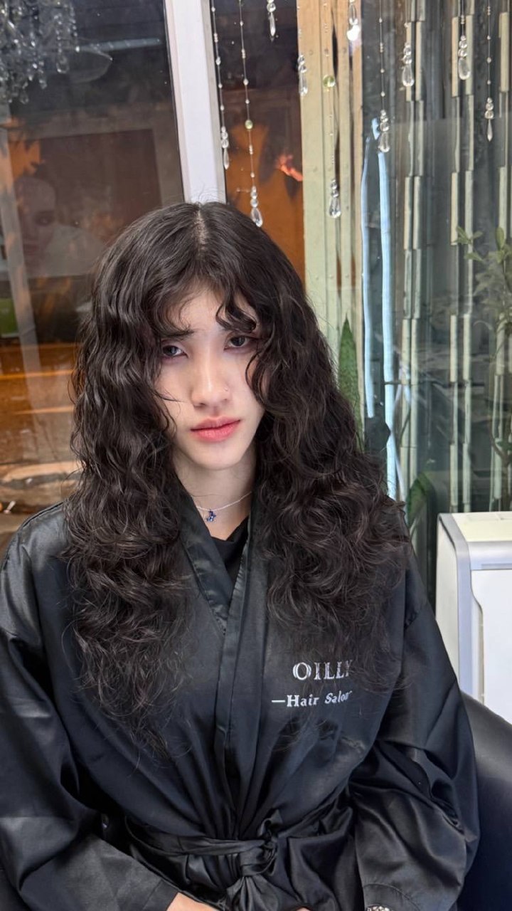 หลังทำ Mermaid Wave Digital Perm ที่ Oilly Hair Salon Bangkok ผมยาวสีเข้มดูหนาขึ้นพร้อมลอนธรรมชาตินุ่มๆ