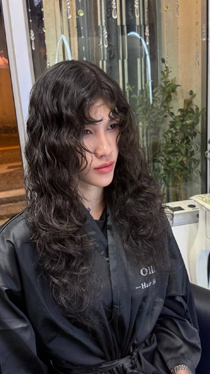 มุมด้านข้างของ Mermaid Wave Digital Perm พร้อมลอนนุ่มที่ช่วยรับกรอบหน้า ที่ Oilly Hair Salon Bangkok