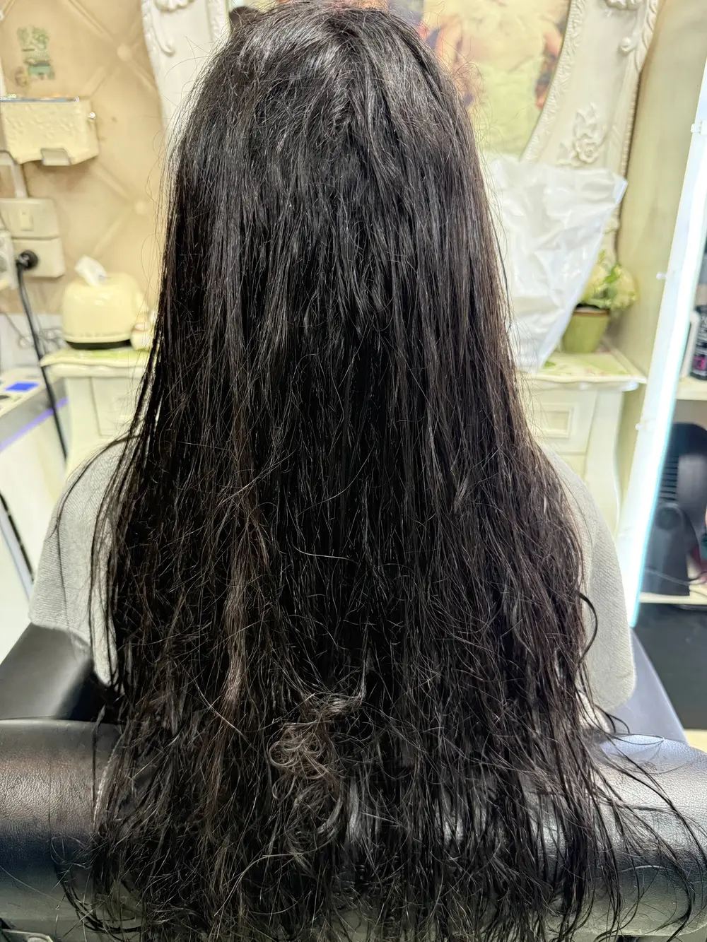 Before keratin treatment, frizzy and uneven hair texture at Oilly Hair Salon Bangkok