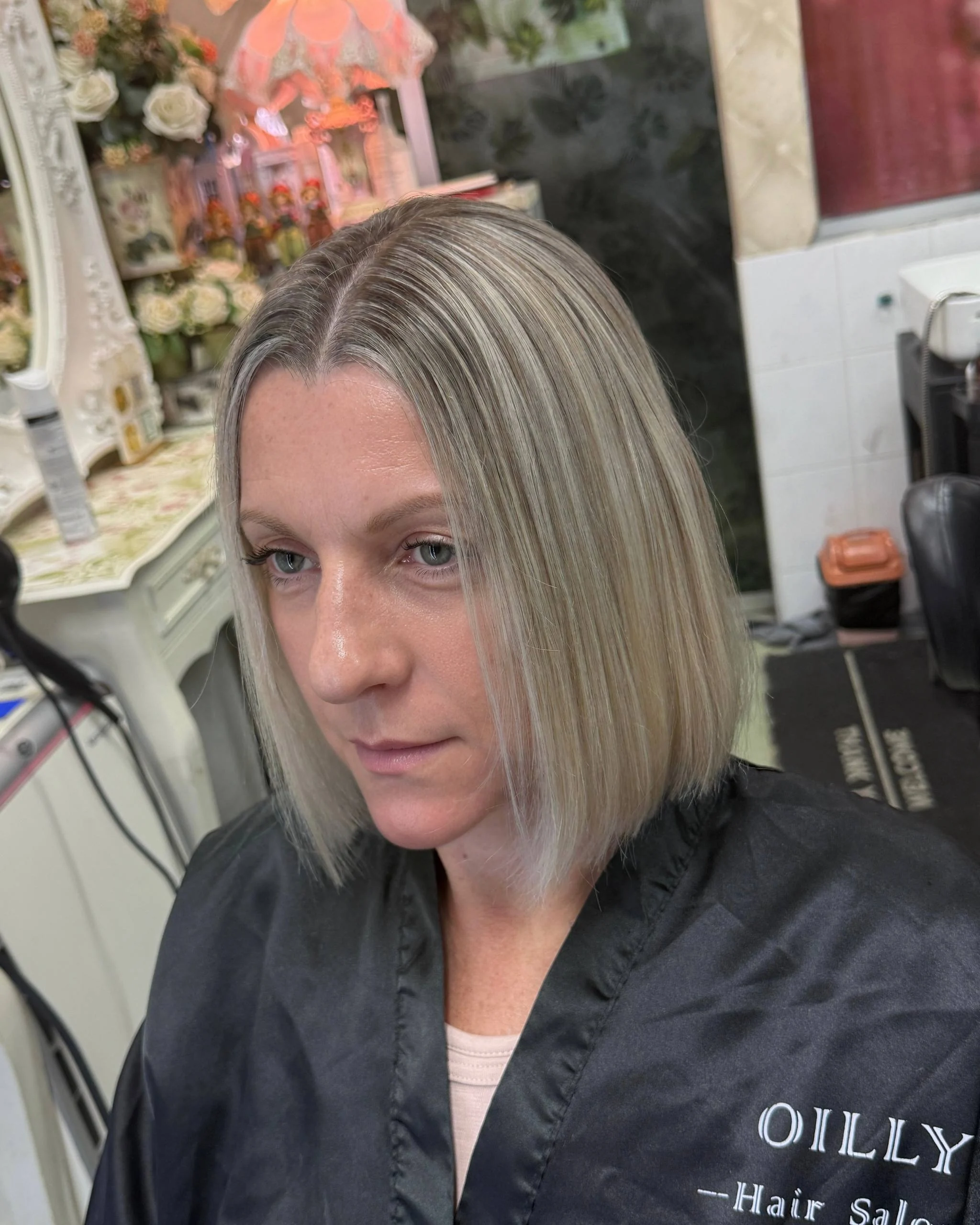 ภาพพอร์ตเทรตด้านหน้าของทรงบ๊อบบลอนด์หลังทำ Baby Highlights ทั่วศีรษะที่ Oilly Hair Salon Bangkok