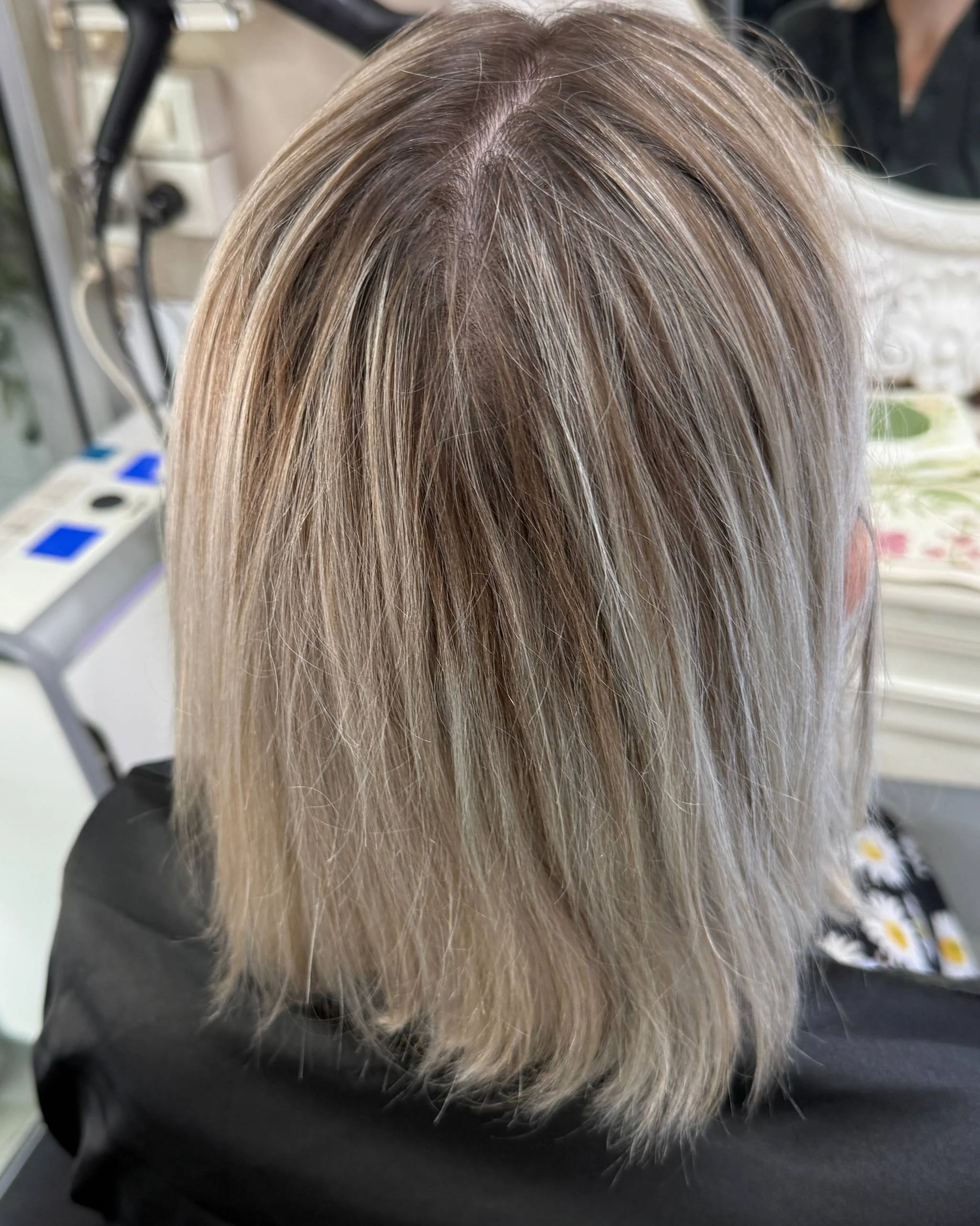صورة خلفية قبل تجديد Baby Highlights تُظهر نمو الجذور والهايلايت الأشقر السابق في Oilly Hair Salon Bangkok