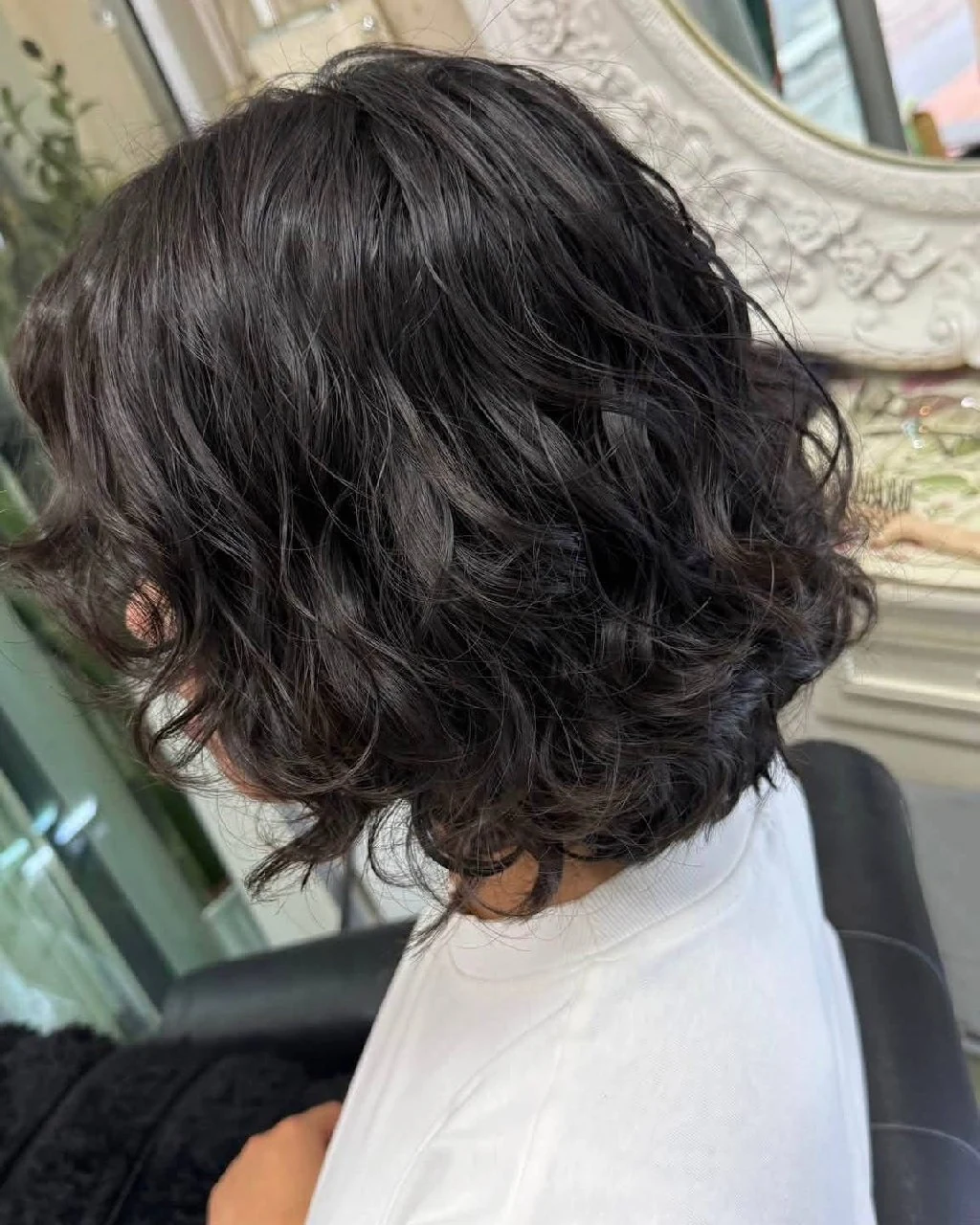 النتيجة الخلفية الجانبية لتموجات بيرم رقمي على بوب قصير مدرج في Oilly Hair Salon Bangkok