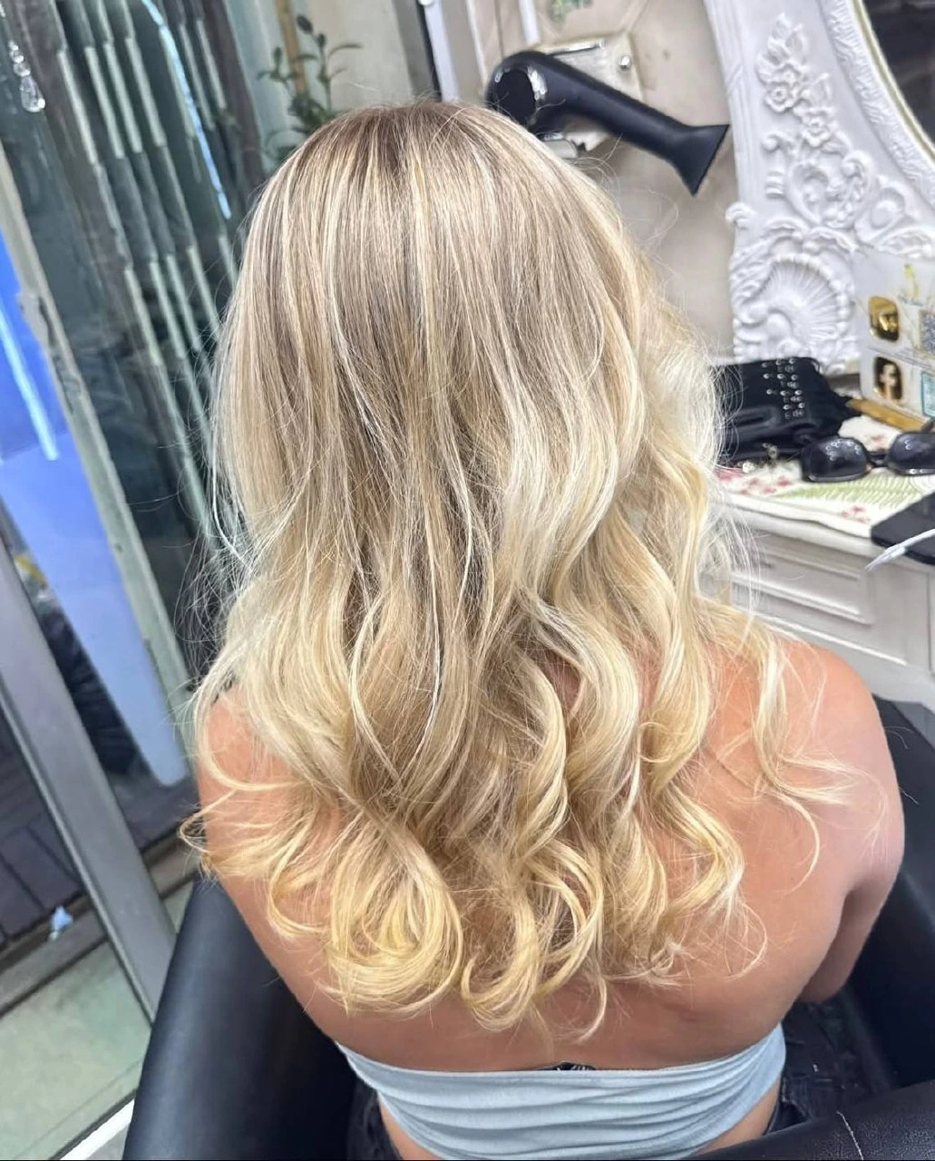 ผมยาวด้านหลังลอนใหญ่ เบบี้ไฮไลท์เส้นเล็กสีแชมเปญเบจบลอนด์ชิดโคน ที่ Oilly Hair Salon กรุงเทพฯ