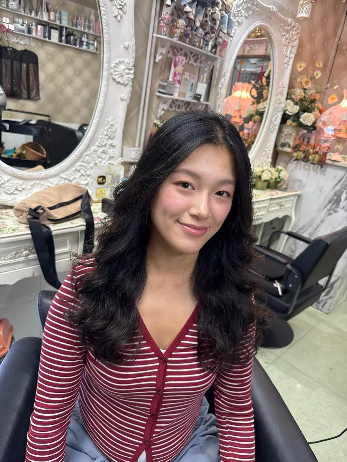 Oilly Hair Salon バンコクの韓国風デジタルパーマ、顔まわりにやわらかいウェーブ、細い髪のフロント