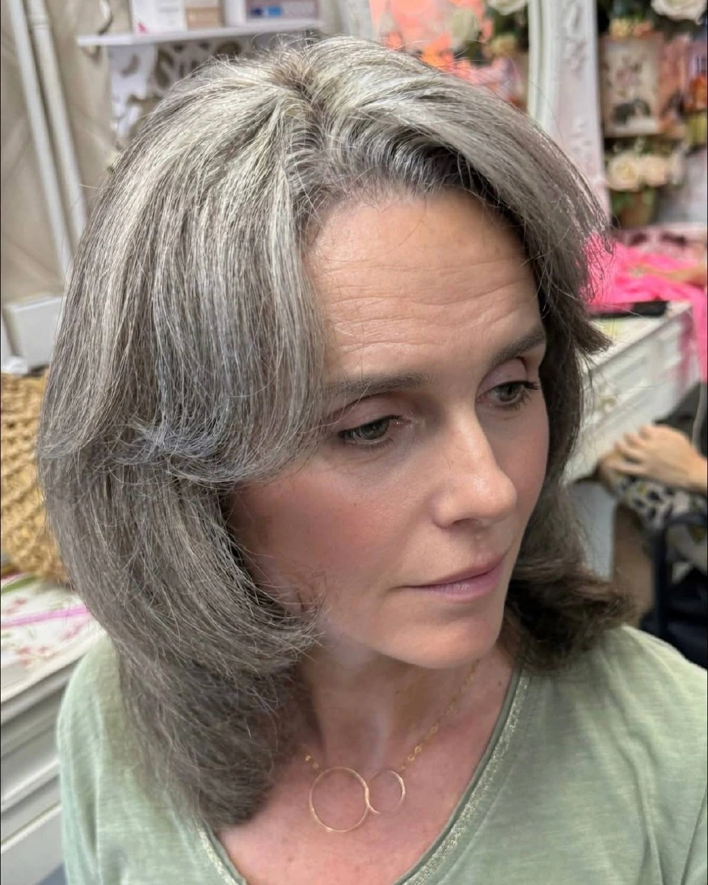 النتيجة الأمامية لخصل Babylights بالأشقر الرمادي تندمج مع الشيب الطبيعي في قصة بوب لدى Oilly Hair Salon بانكوك