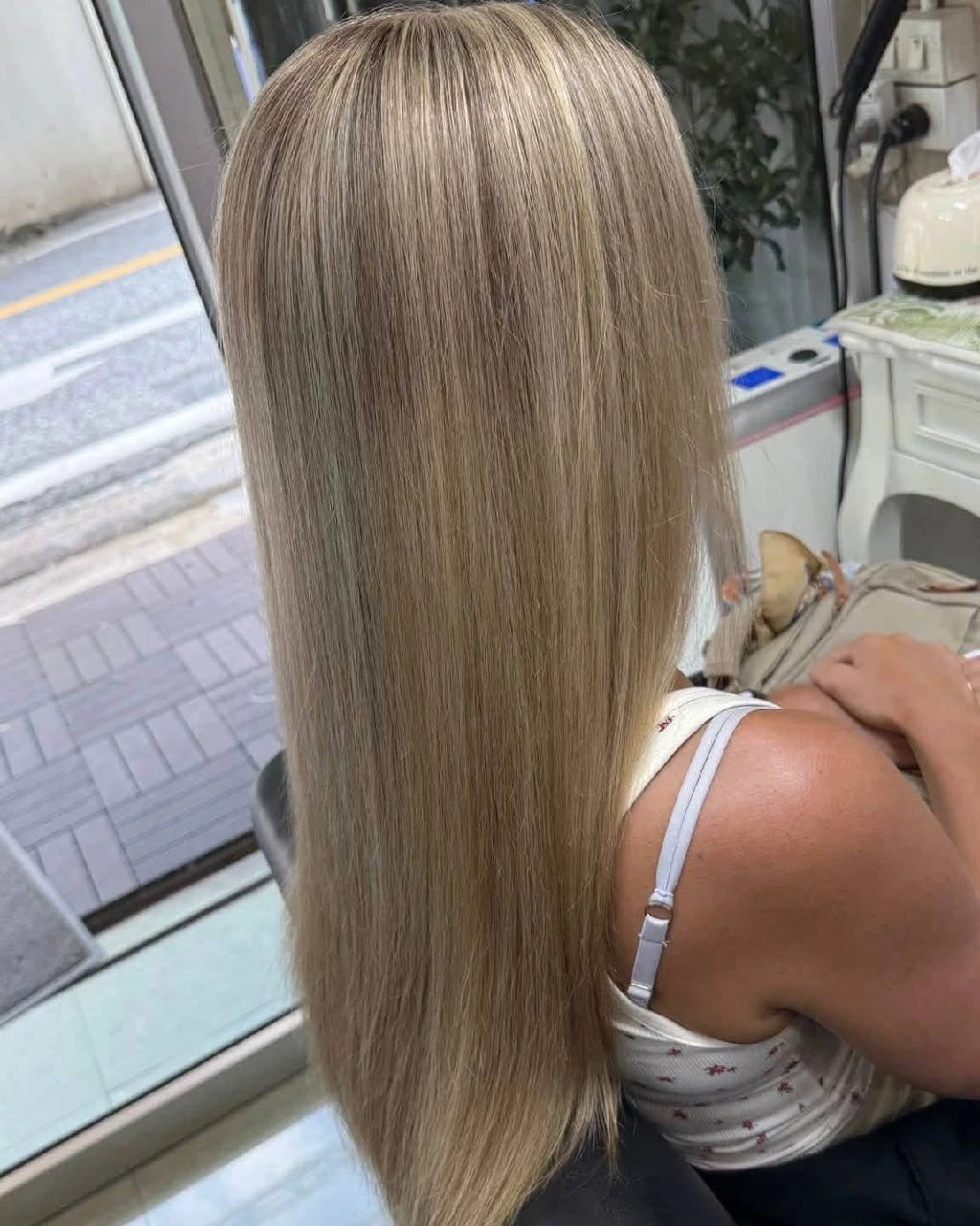 ผมยาวด้านหลัง เบบี้ไฮไลท์ไอซ์บลอนด์เส้นเล็กชิดหนังศีรษะ ที่ Oilly Hair Salon กรุงเทพฯ