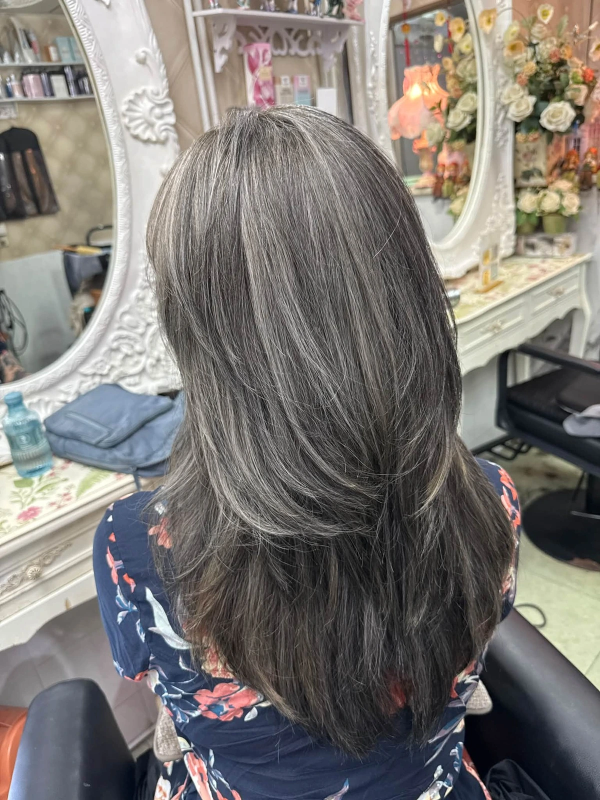 ผมยาวไล่เลเยอร์ด้านหลัง ทำเกรย์เบลนดิ้ง Baby Highlights เส้นเล็กหลังล้างสีแดงและสีดำ ที่ Oilly Hair Salon กรุงเทพฯ