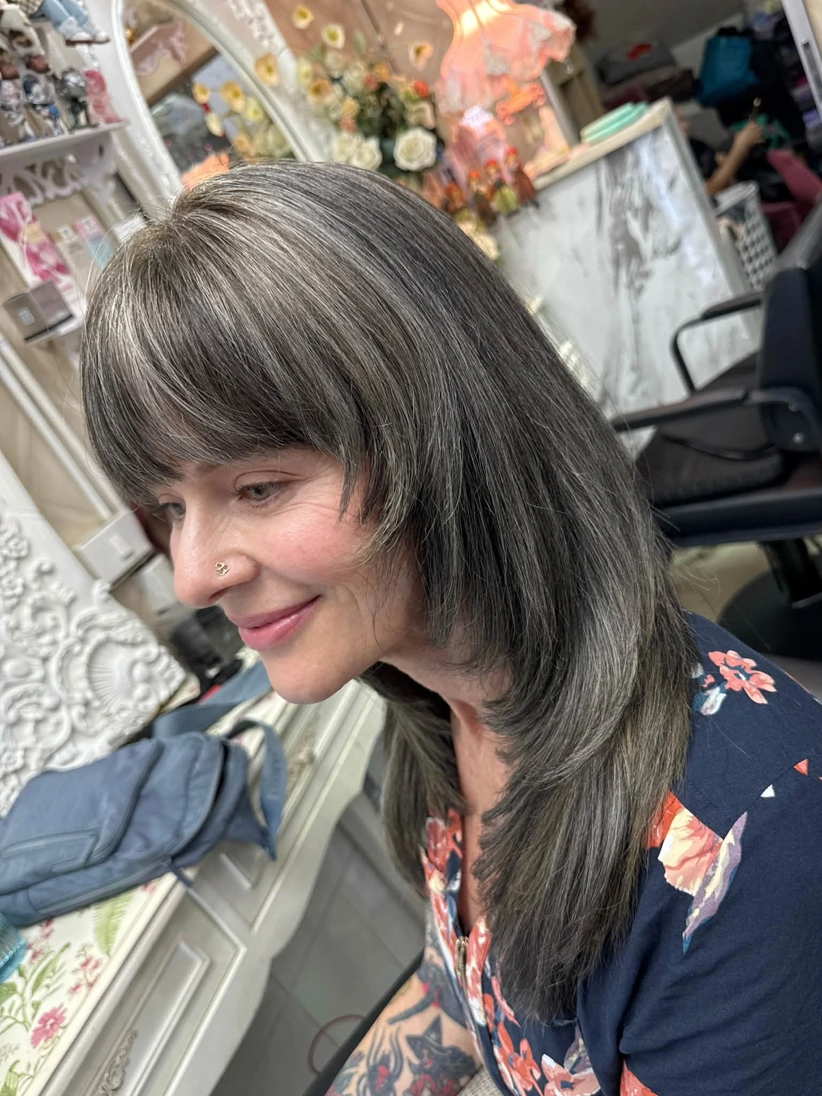侧面层次长发带刘海，灰色光泽雾感金色 Baby Highlights，曼谷 Oilly Hair Salon